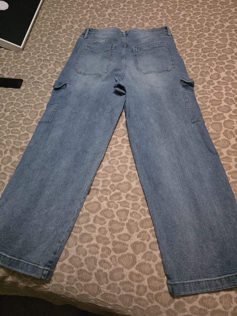 Men's Wide-Leg Cargo Jeans in Light Blue - Picture 2 of 3
